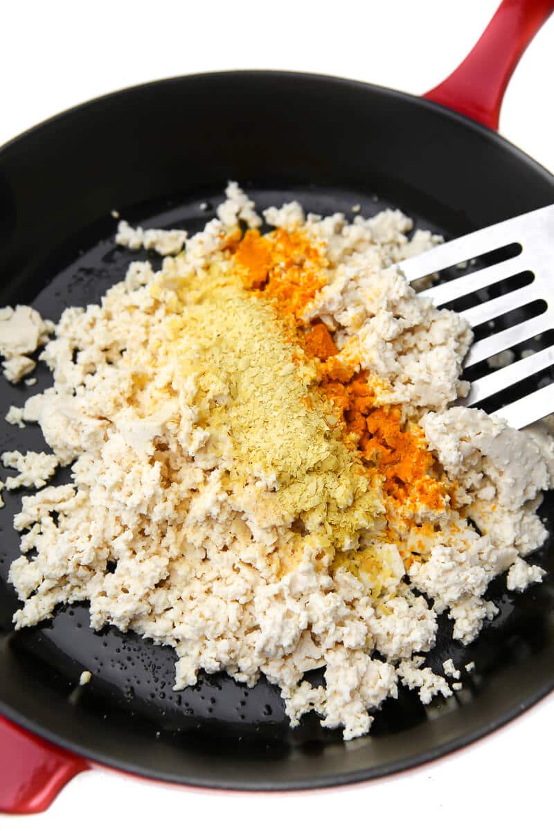 Desmenuza el tofu, la cÃºrcuma, la sal, el poder del ajo y la levadura nutricional en una sartÃ©n antes de cocinar para hacer un sustituto vegano del huevo.