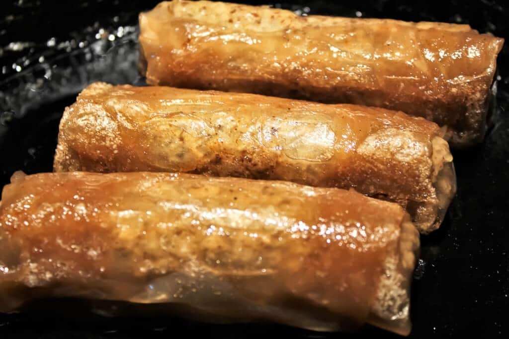 Salchichas de verduras que se frÃen en una sartén de hierro.